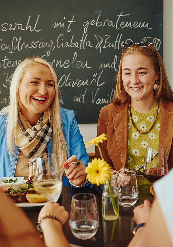 Zwei glückliche Frauen im Restaurant Lehre in Rottweil